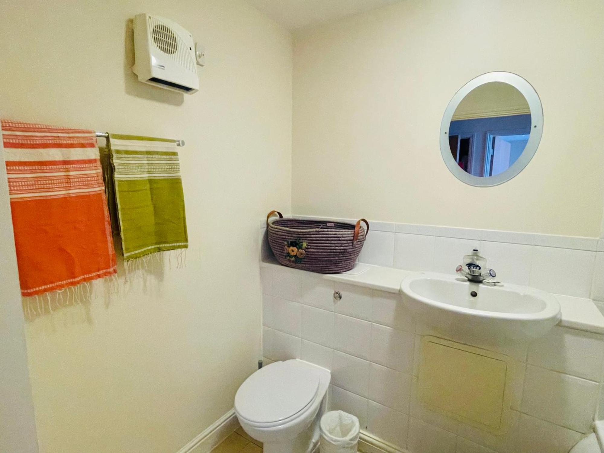 Bright Fun Relaxing Apartment In The Heart Of Epsom Exterior foto